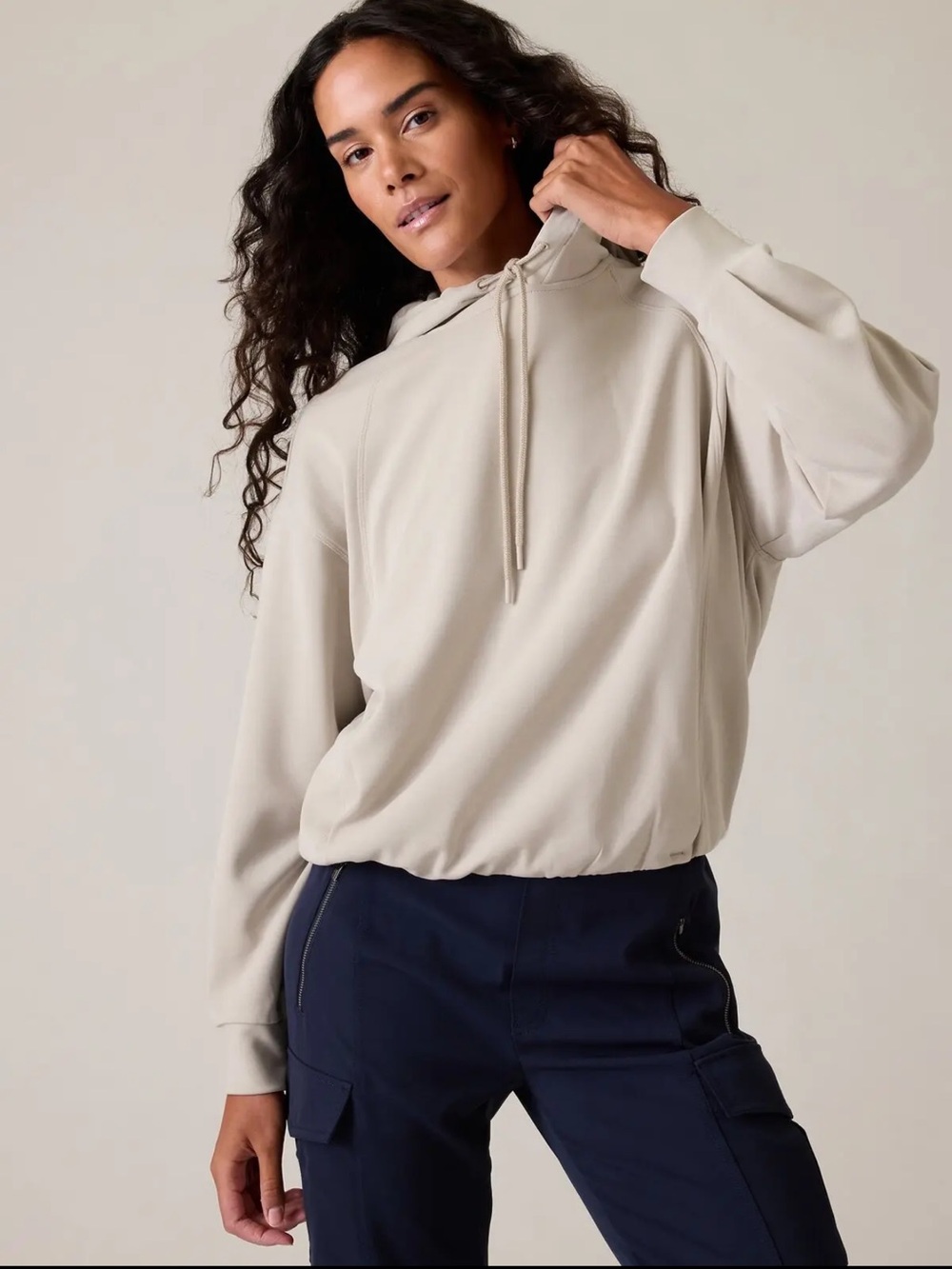 Athleta Seasoft Bubble Hem Hoodie Pullover Sweatshirt in Abalone Cream S EUC